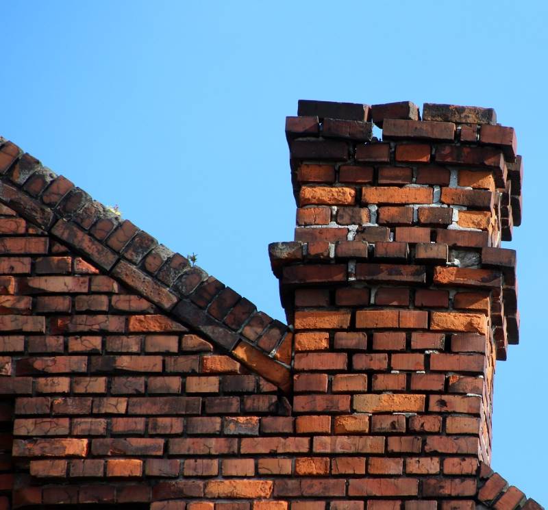 Signs Your Miami Home Needs a Chimney Inspection Damaged chimney on an Miami home showing cracks and missing mortar